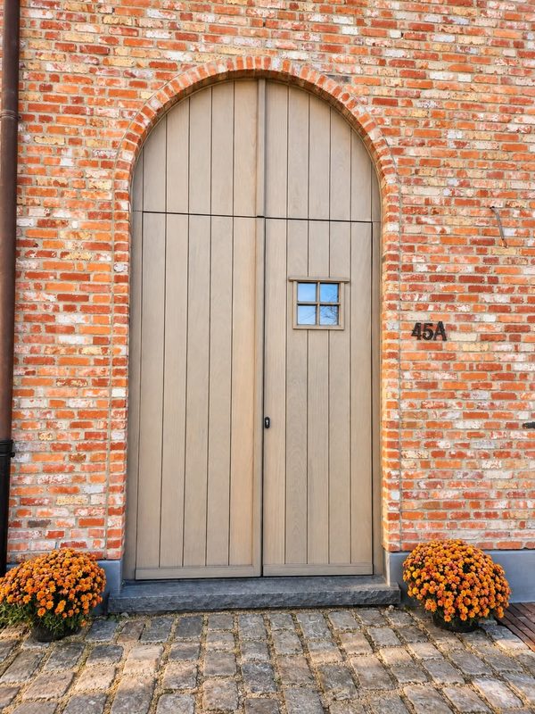 De ingang van Maison Giselle: een houten boogdeur met huisnummer 45A